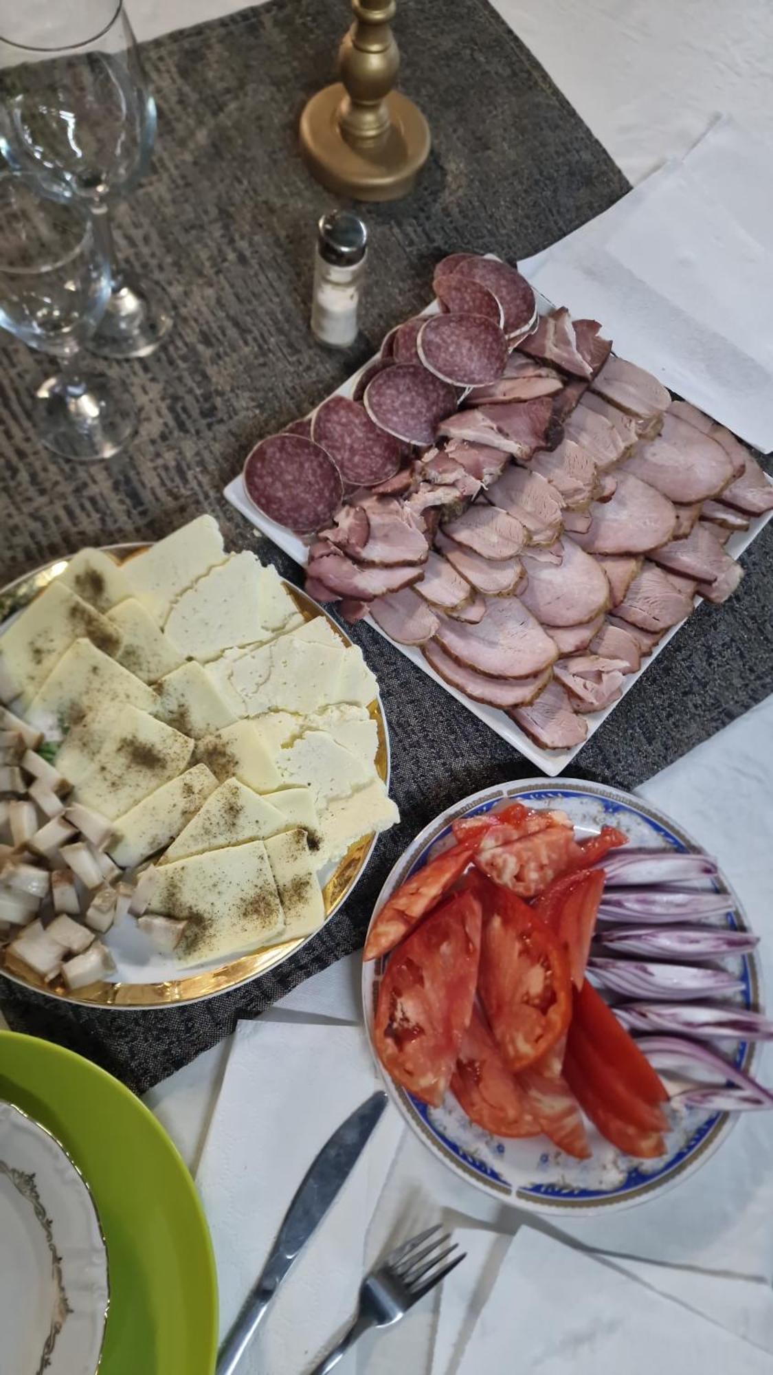 ホテル Casa Cojanu Petroşani エクステリア 写真