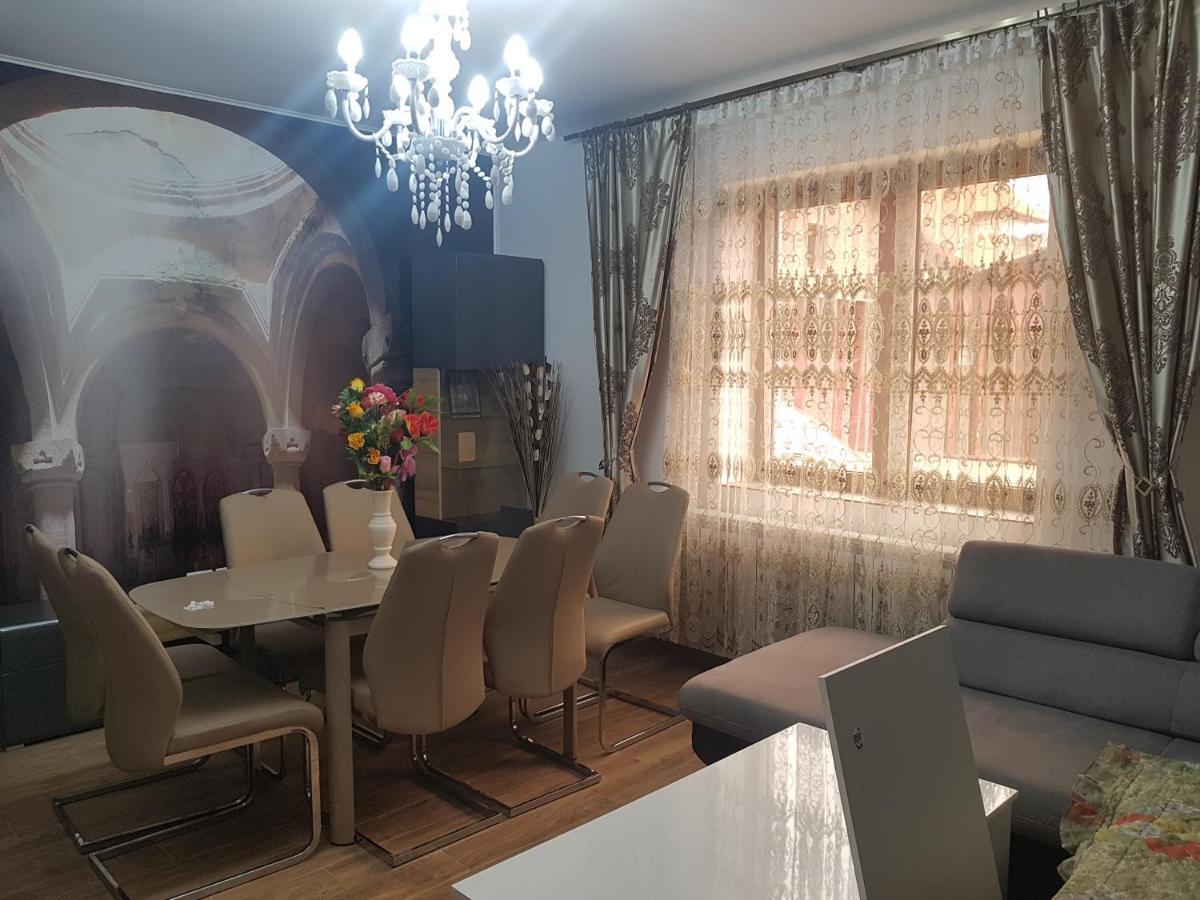 ホテル Casa Cojanu Petroşani エクステリア 写真